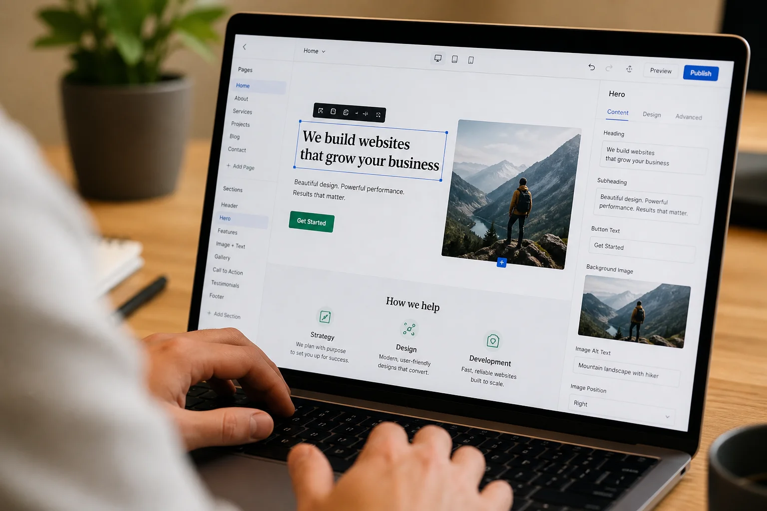Person som oppdaterer nettsideinnhold på laptop