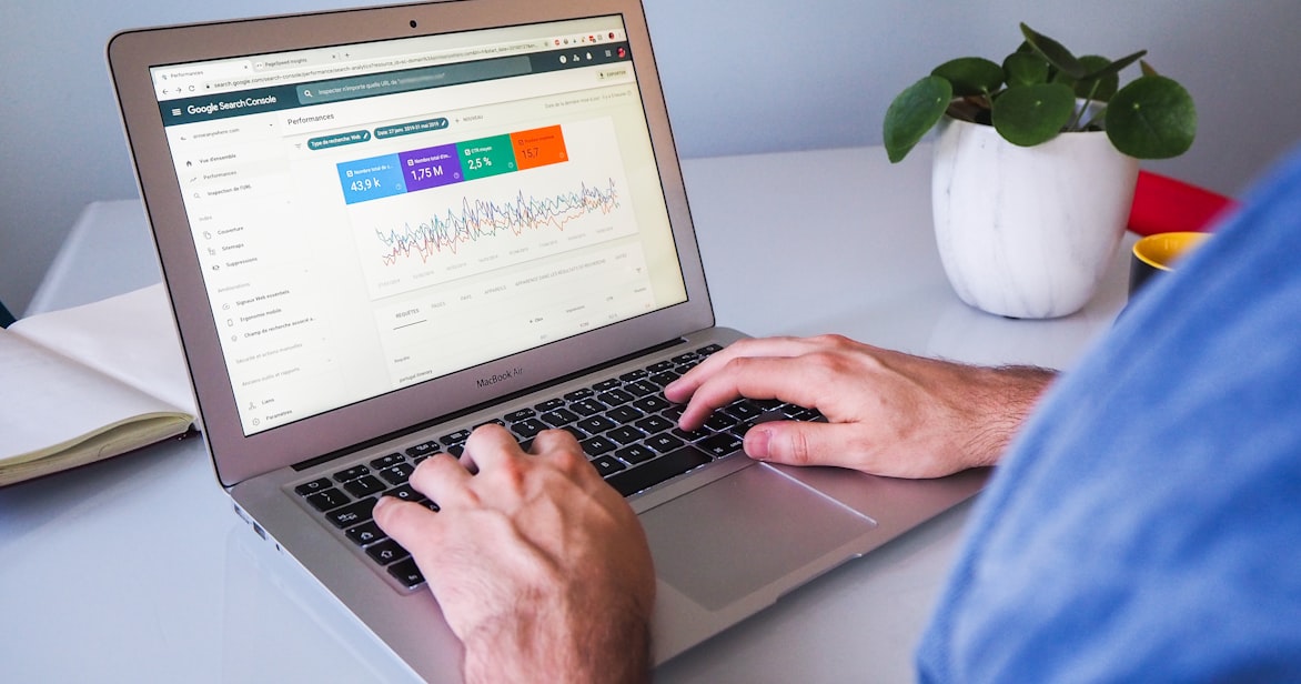 Person som analyserer nettsidedata på en laptop